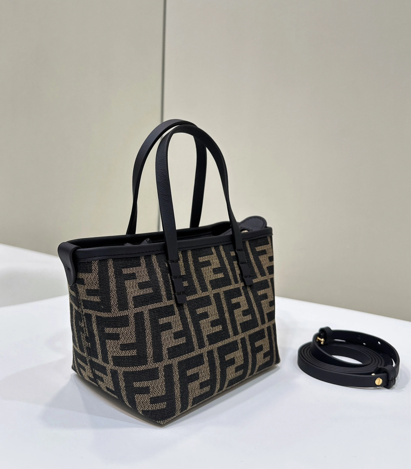 Effortless Fendi Shopping Bags 69639