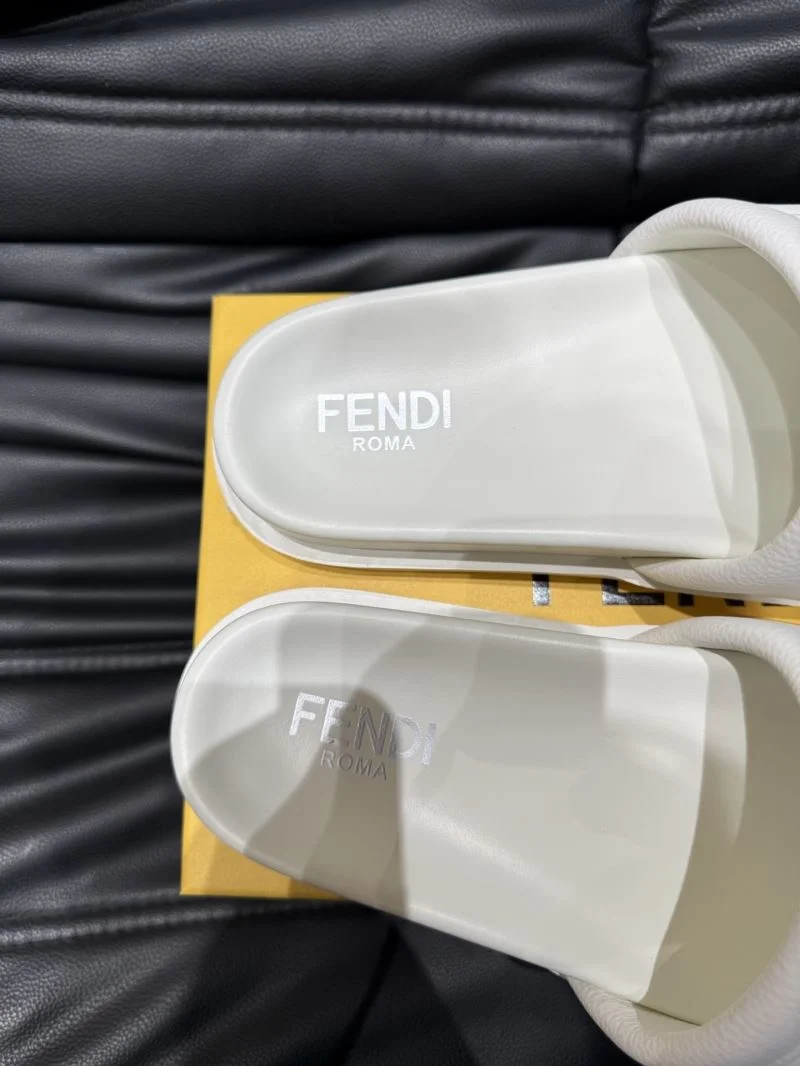 Sleek Fendi Slippers 23187