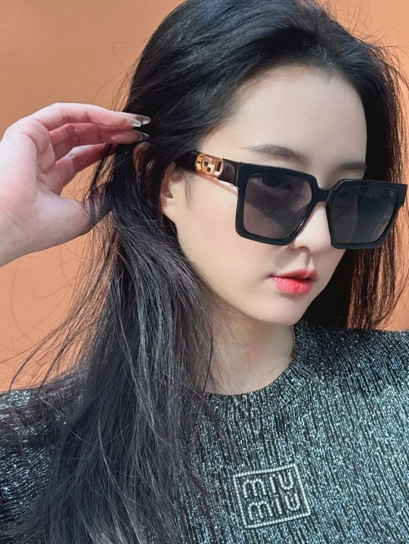 Versatile Fendi Sunglasses 279353