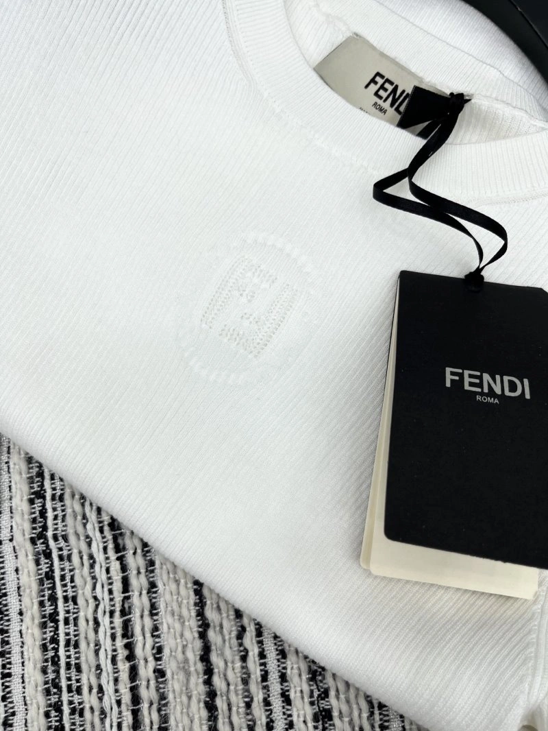 Effortless Fendi T-Shirts 120544