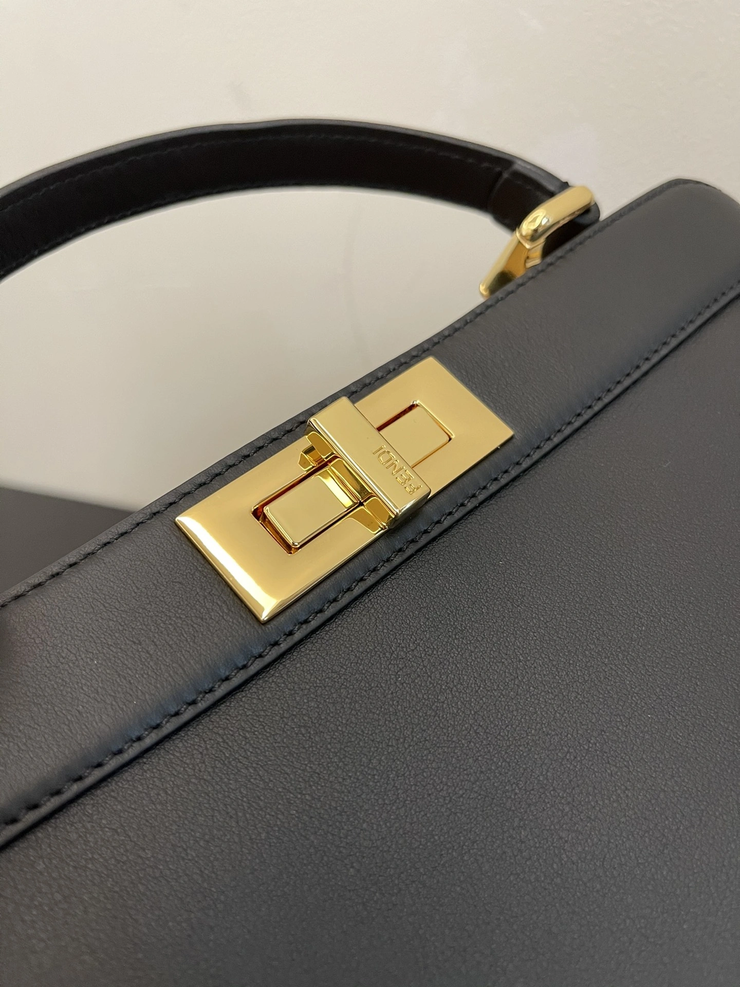 ZipUp Fendi Top Handle Bags 76640