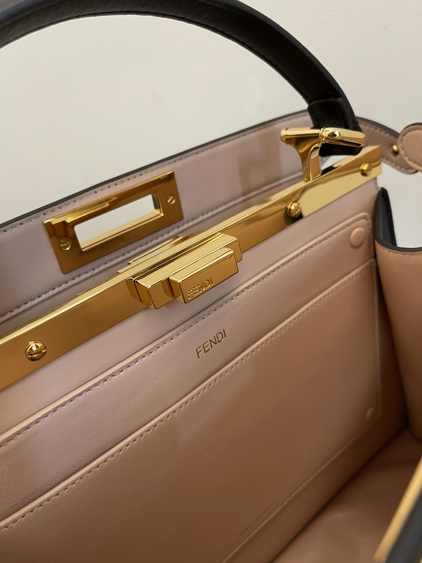 ZipUp Fendi Top Handle Bags 76640