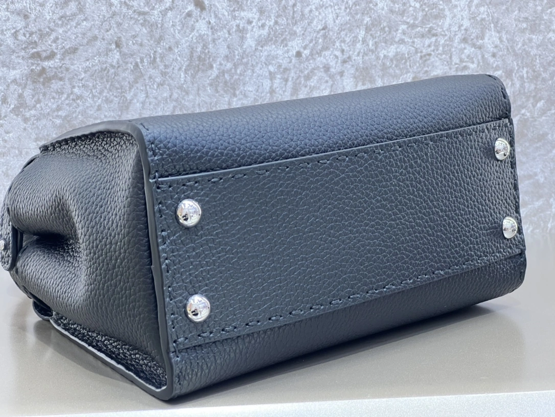 Vibrant Fendi Top Handle Bags 76632