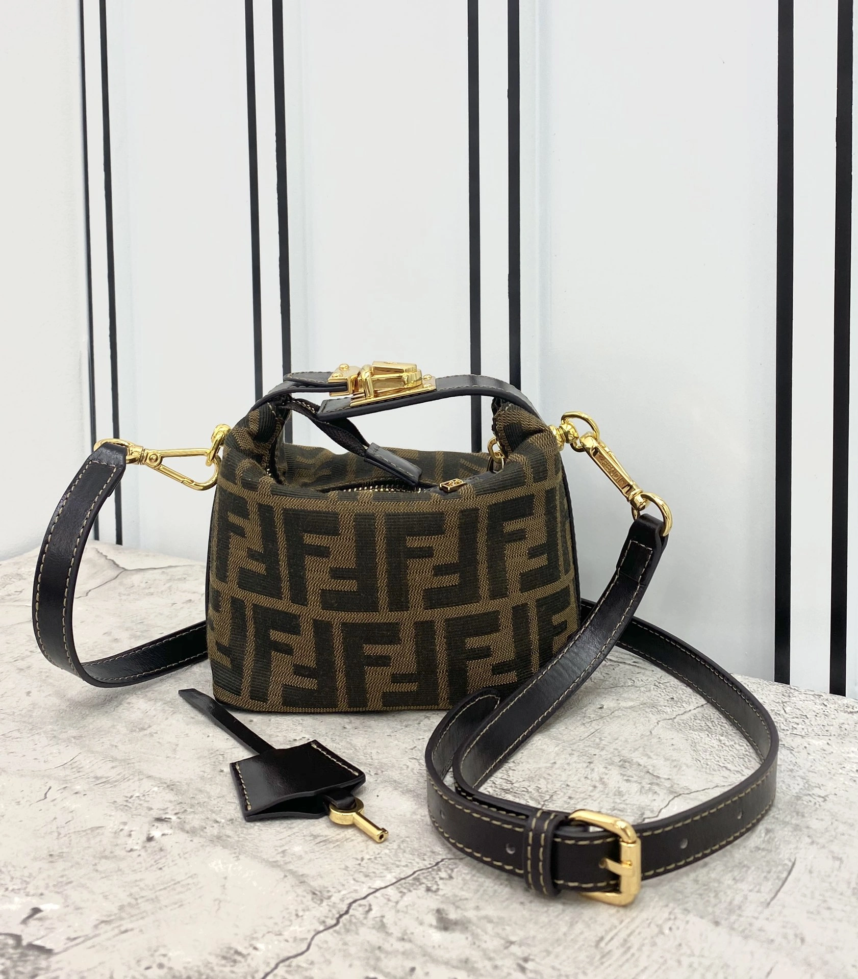 Practical Fendi Top Handle Bags 76611