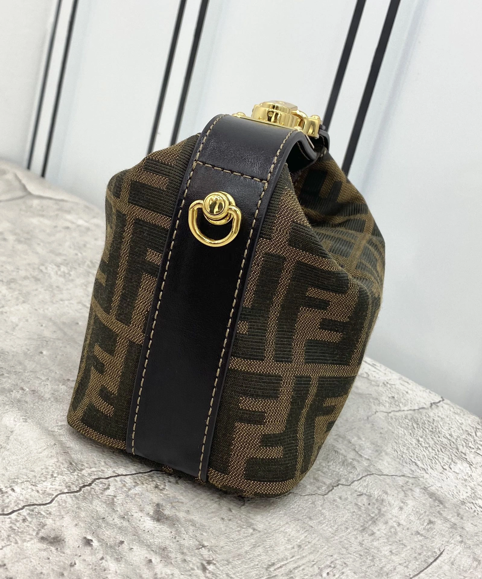 Practical Fendi Top Handle Bags 76611