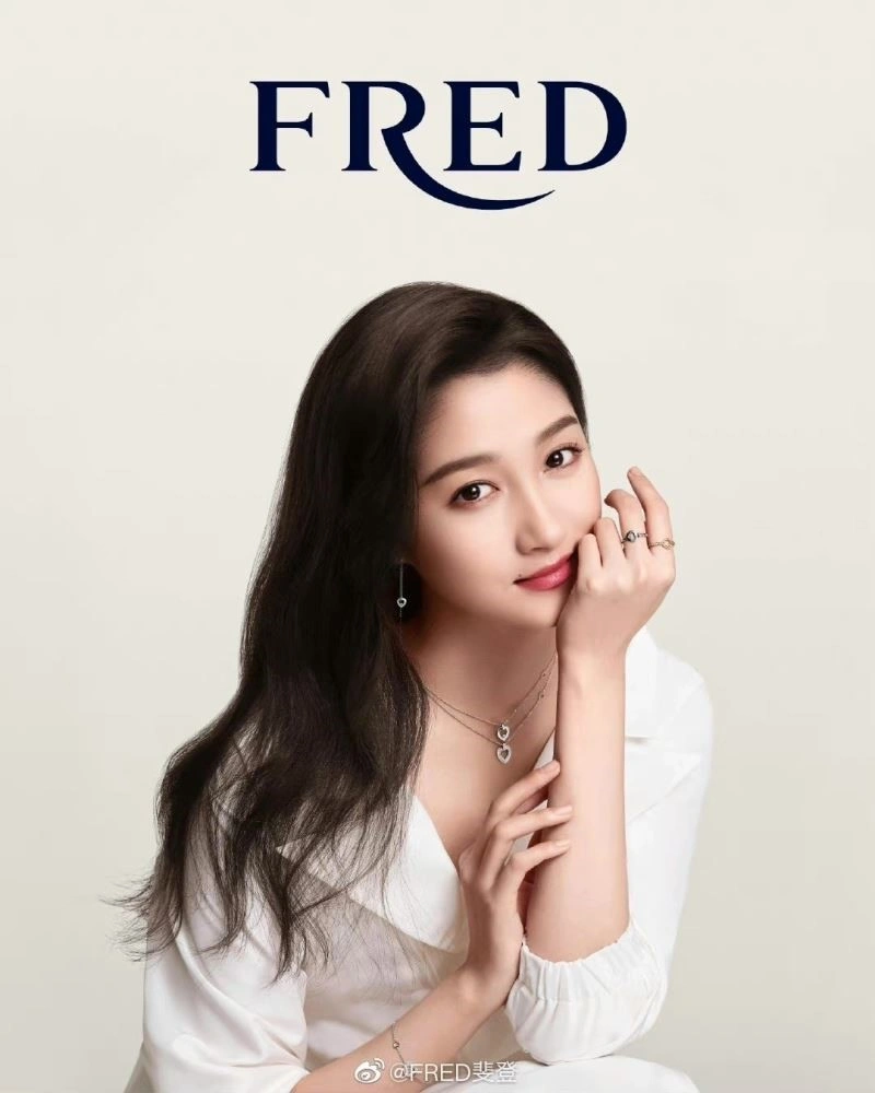 Sleek Fred Necklaces 210769