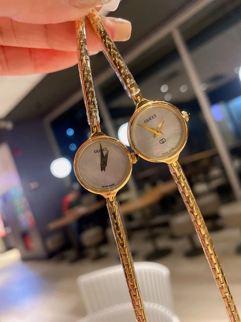 Stretchable GUCCI Watches 183068