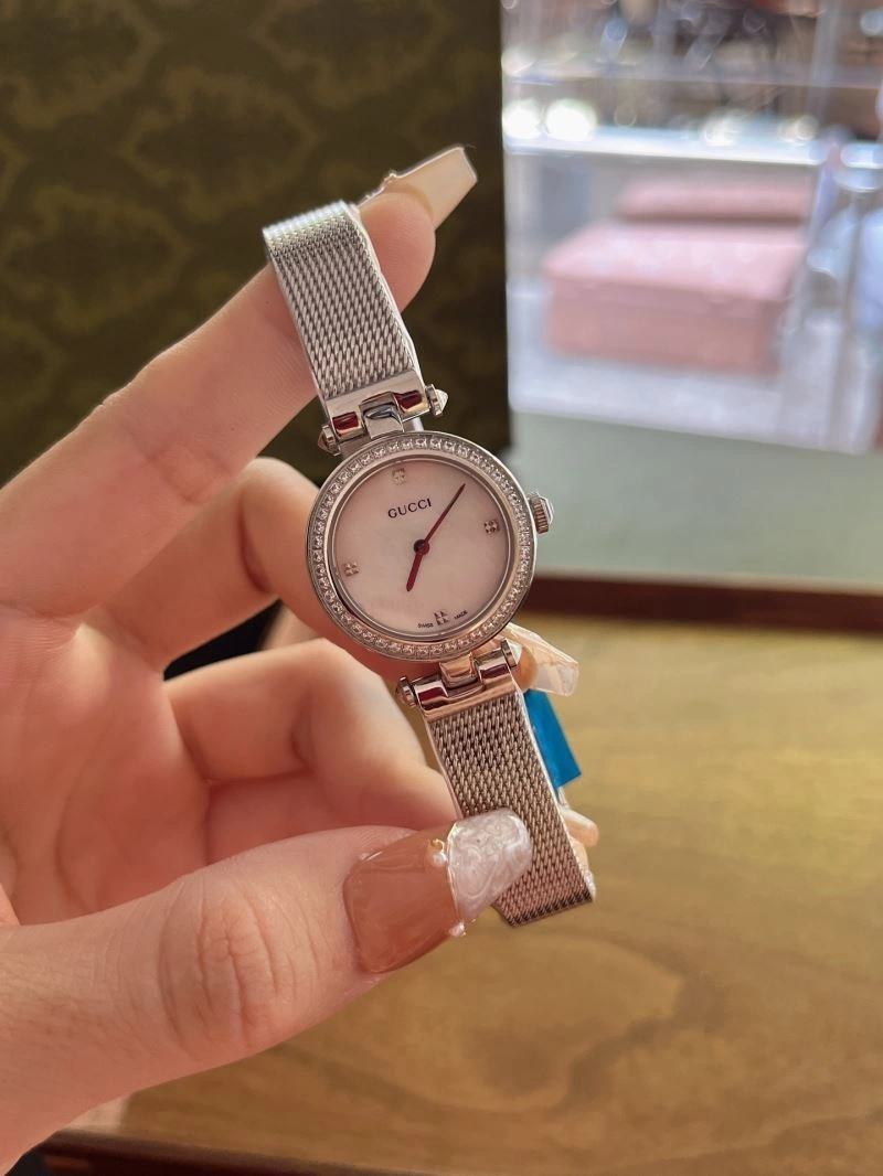 Versatile GUCCI Watches 182885
