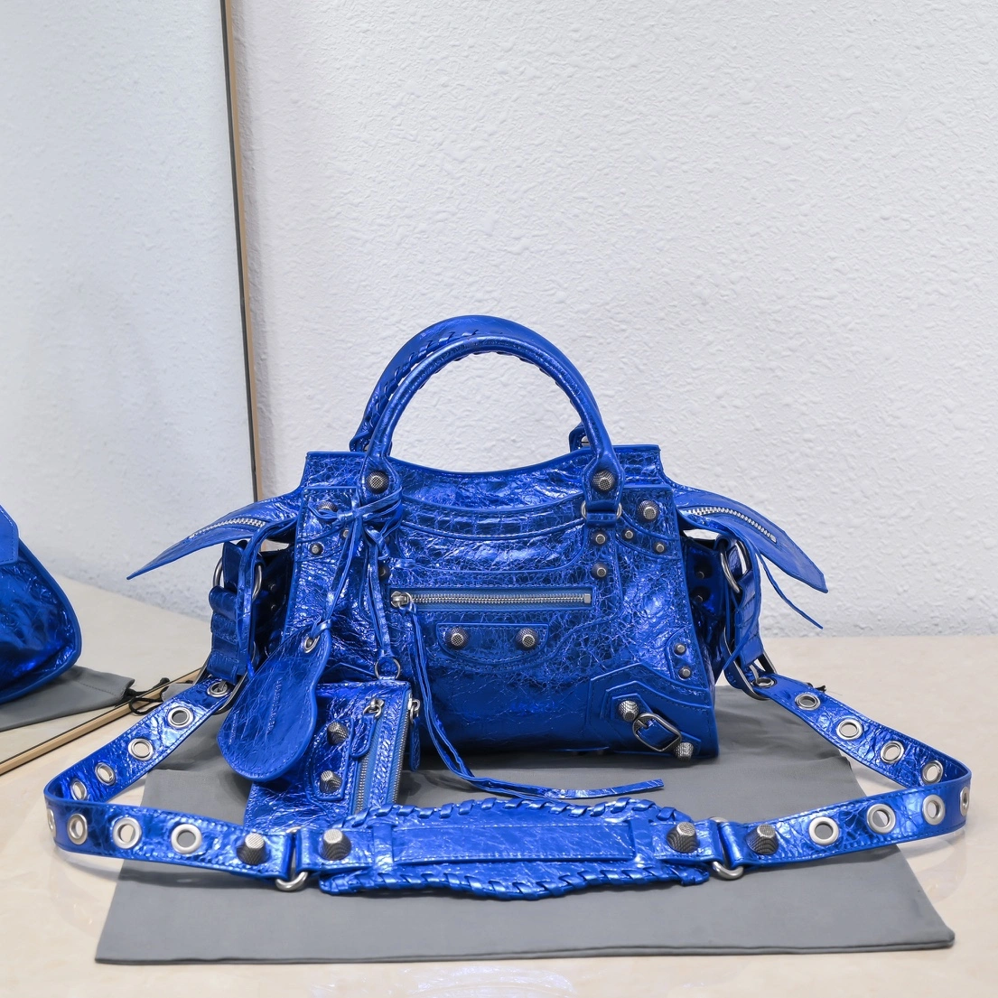 Durable Gemstone Blue Paris Neo Cagole Heart Mirror Motorcycle Bag 60977