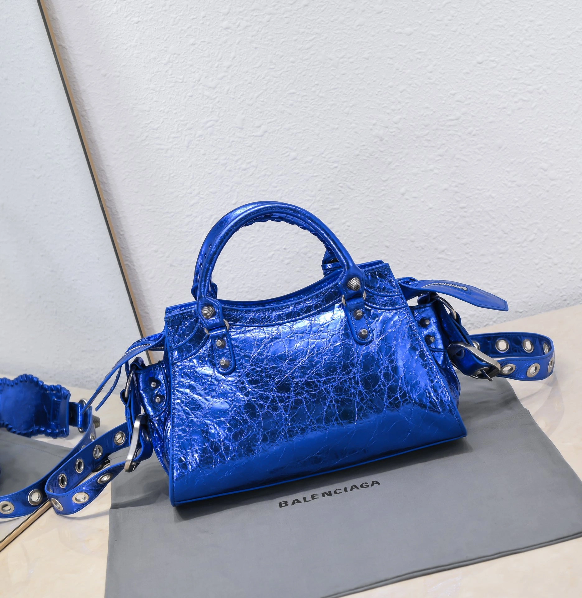 Durable Gemstone Blue Paris Neo Cagole Heart Mirror Motorcycle Bag 60977