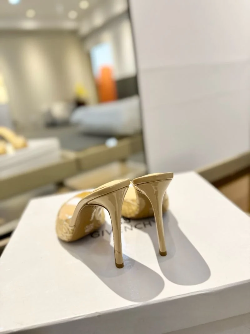 UrbanChic Gianvito Rossi Sandals 10032