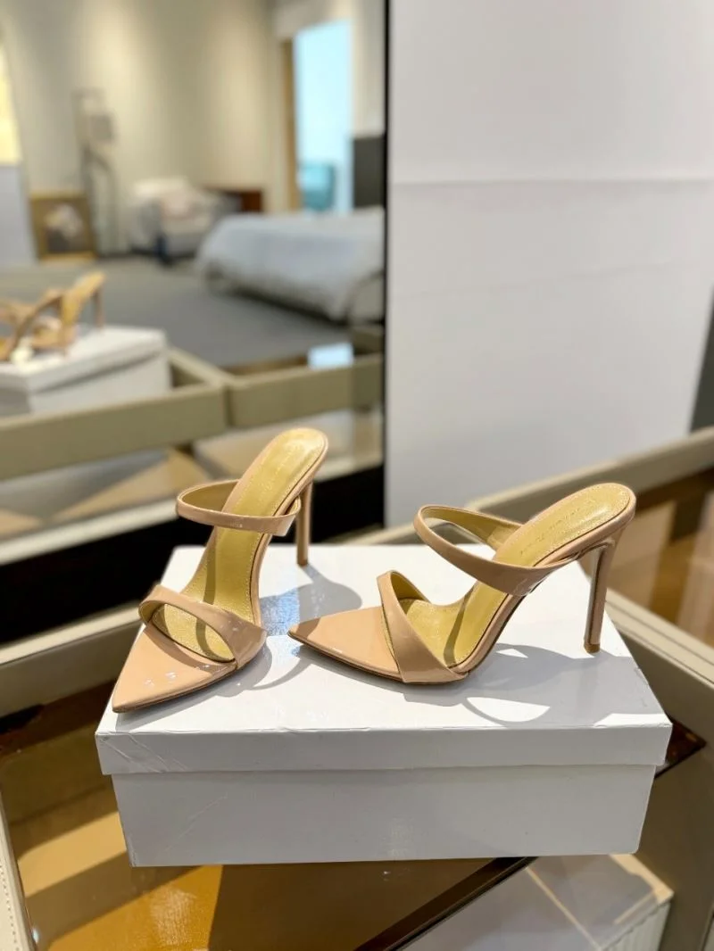 Trendsetting Gianvito Rossi Sandals 10051