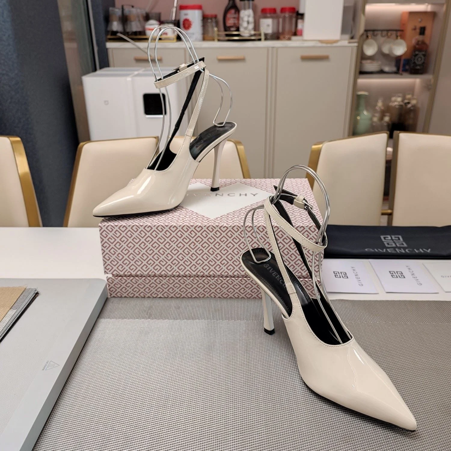 Givenchy Sandals UrbanChic 8067