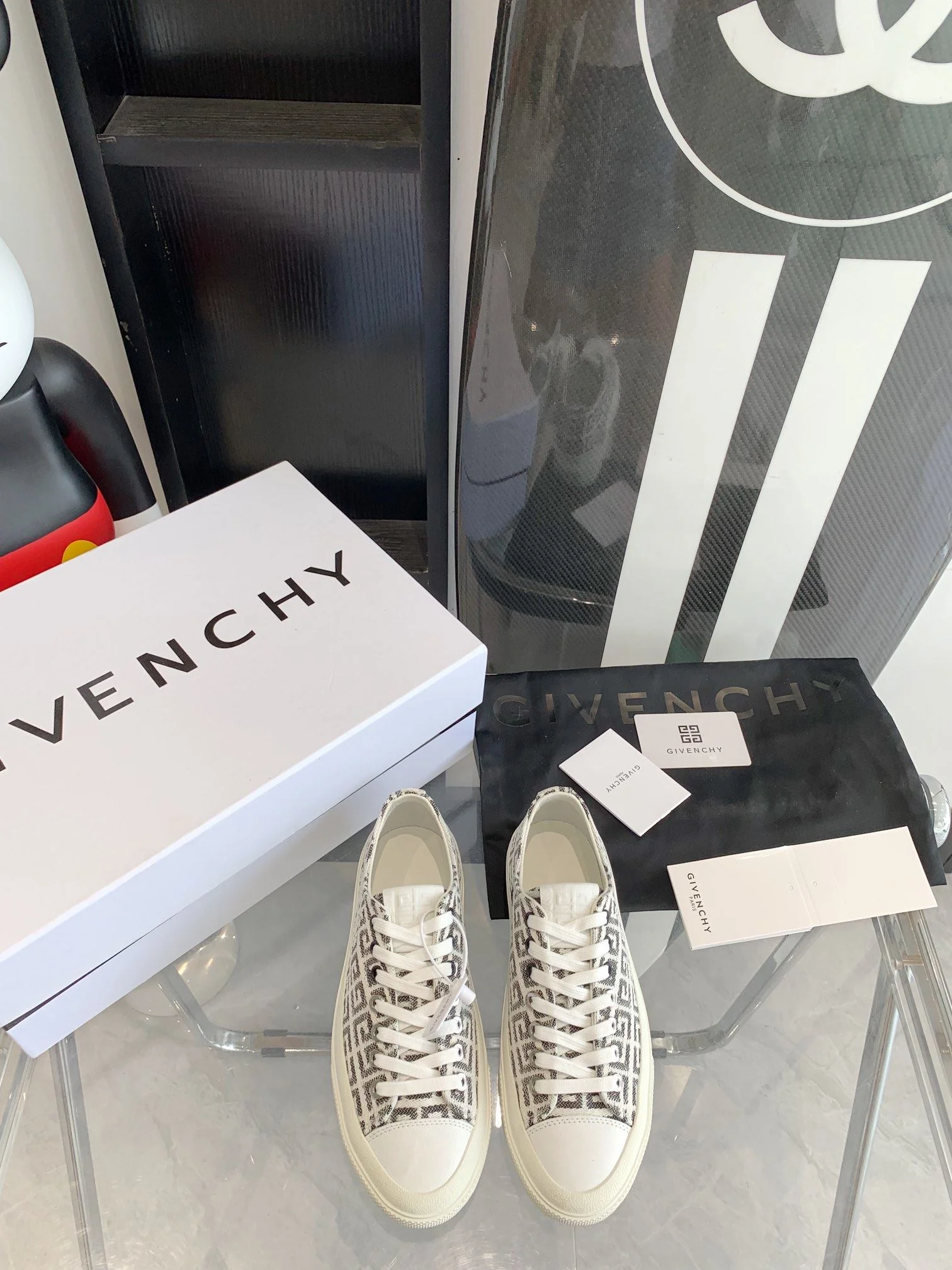 Minimalist Givenchy Shoes 8032