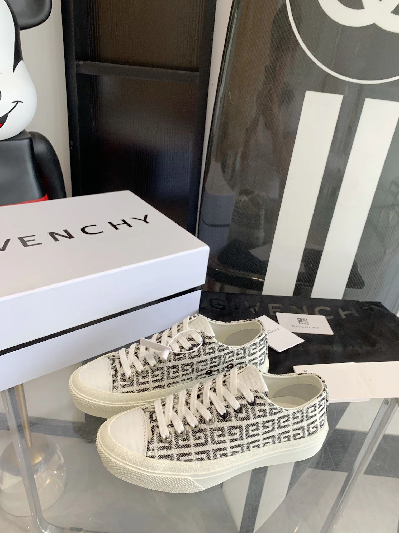 Minimalist Givenchy Shoes 8032