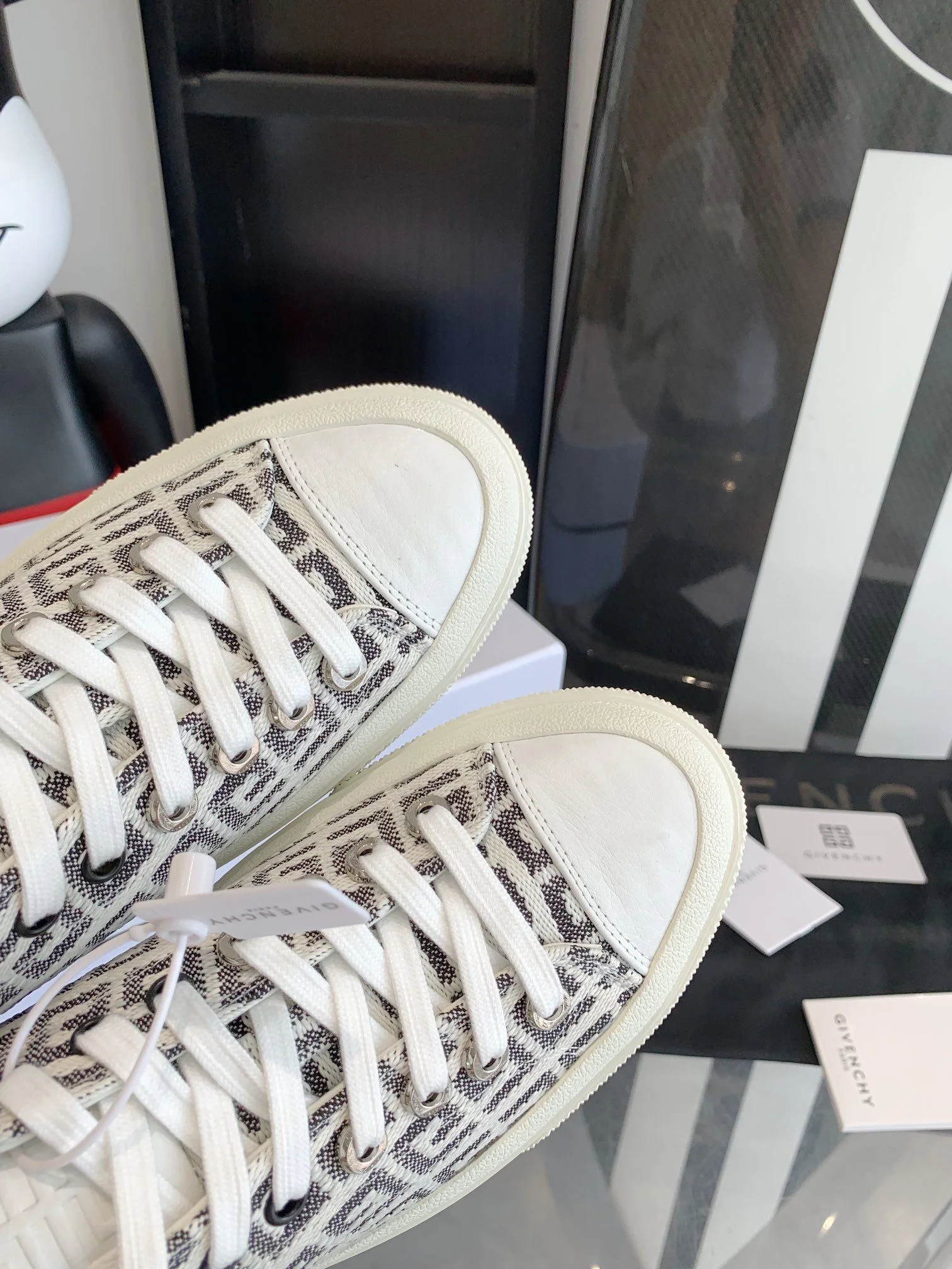 Minimalist Givenchy Shoes 8032