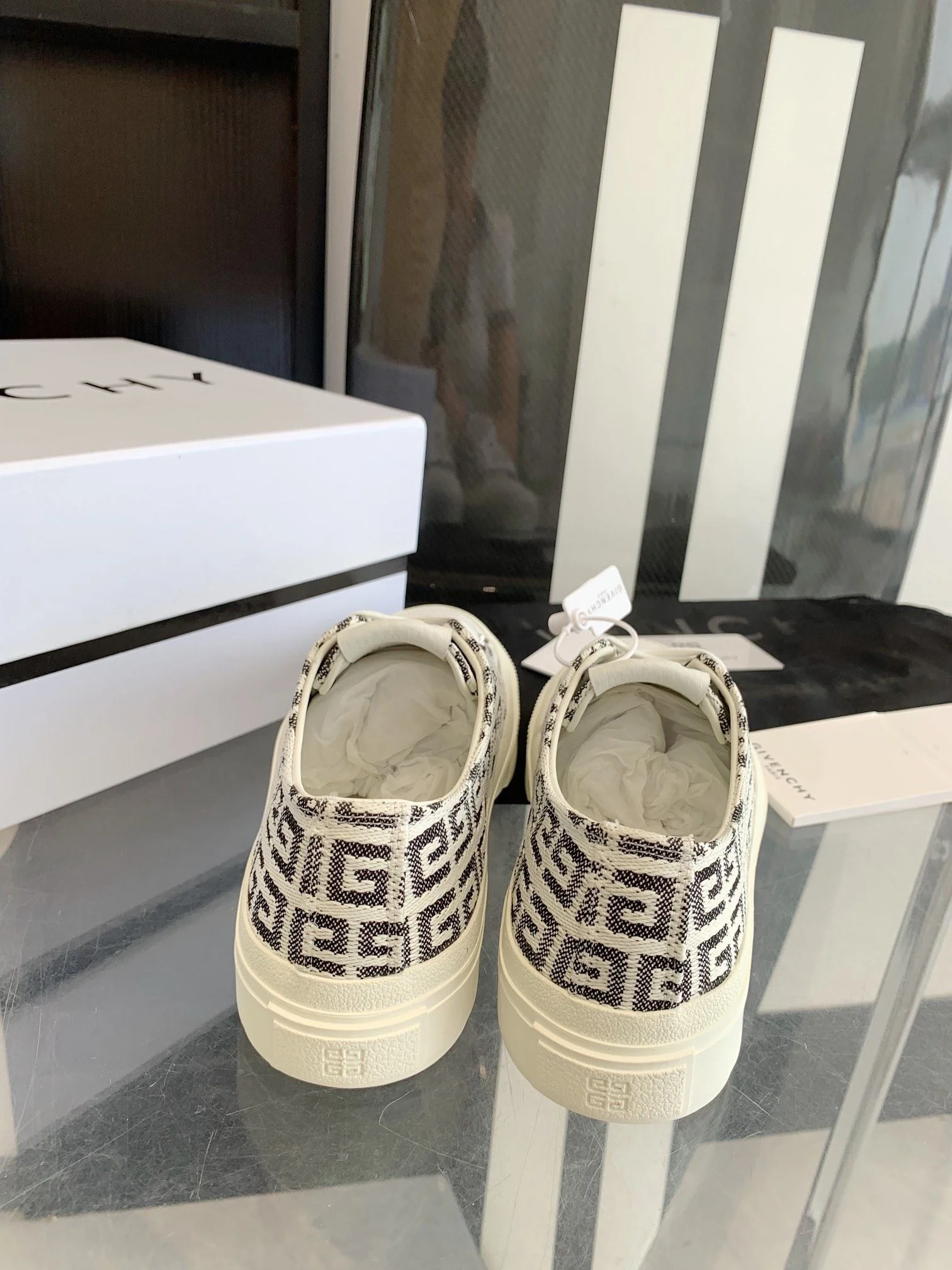 Minimalist Givenchy Shoes 8032