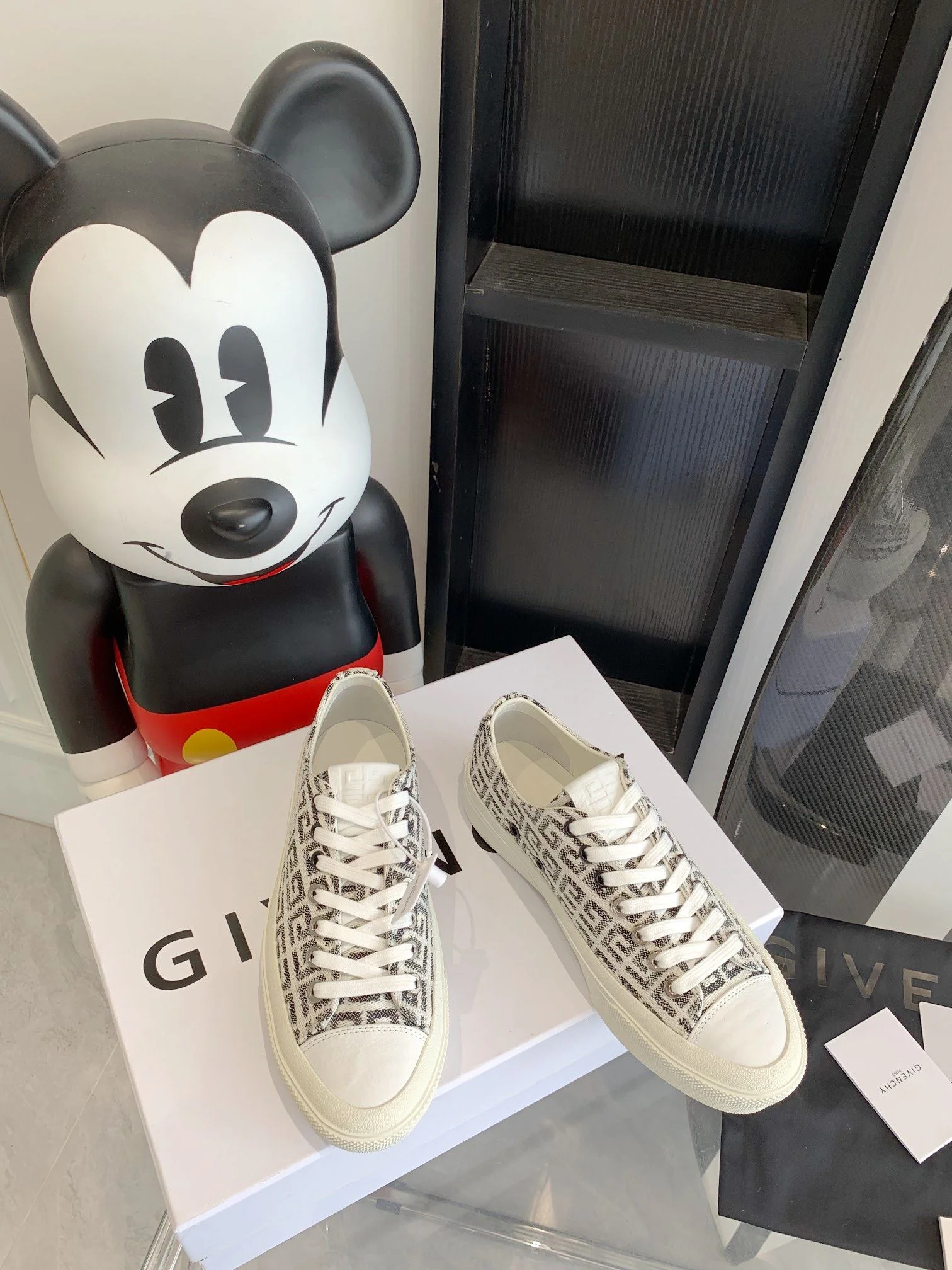 Minimalist Givenchy Shoes 8032