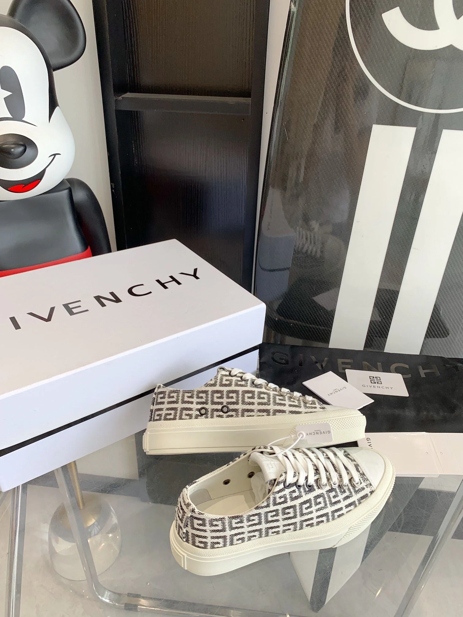 Minimalist Givenchy Shoes 8032