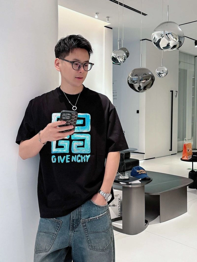 Lightweight Givenchy T-Shirts 123722