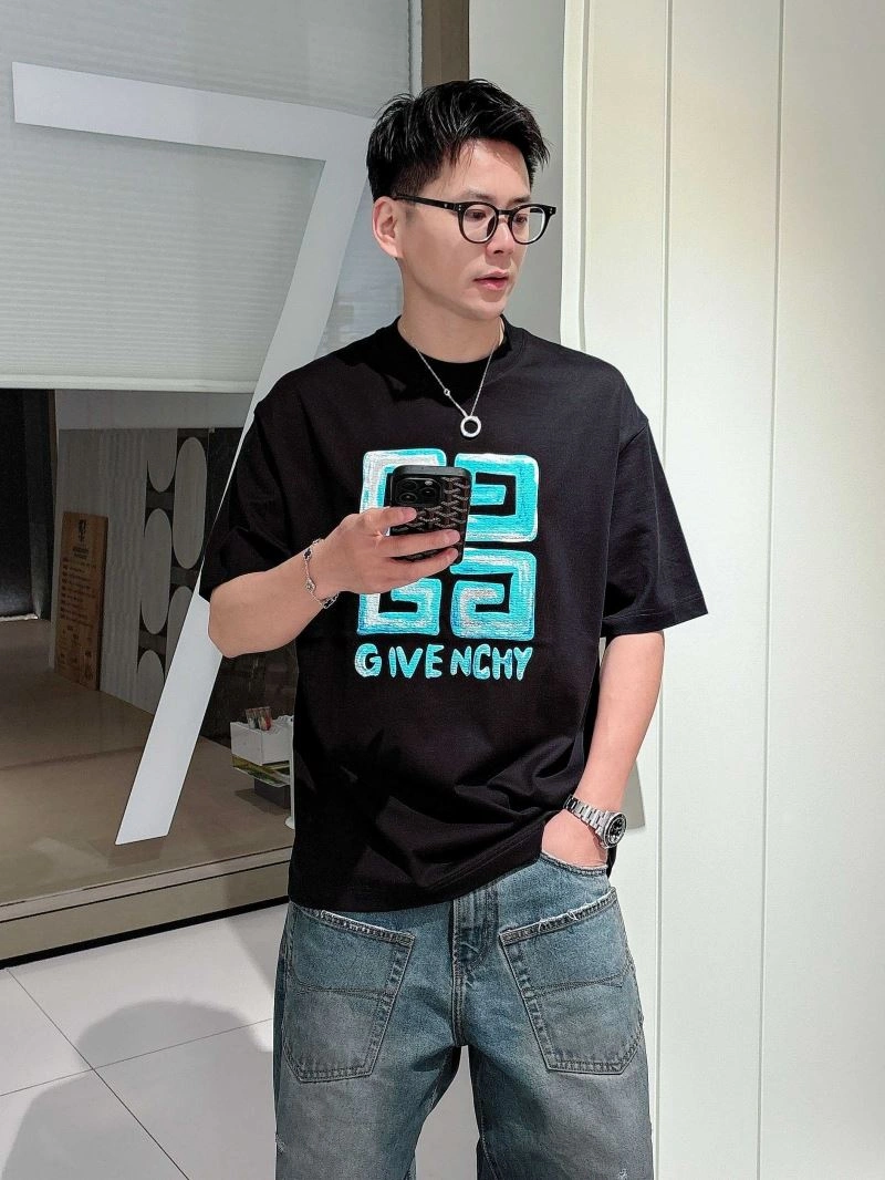Lightweight Givenchy T-Shirts 123722