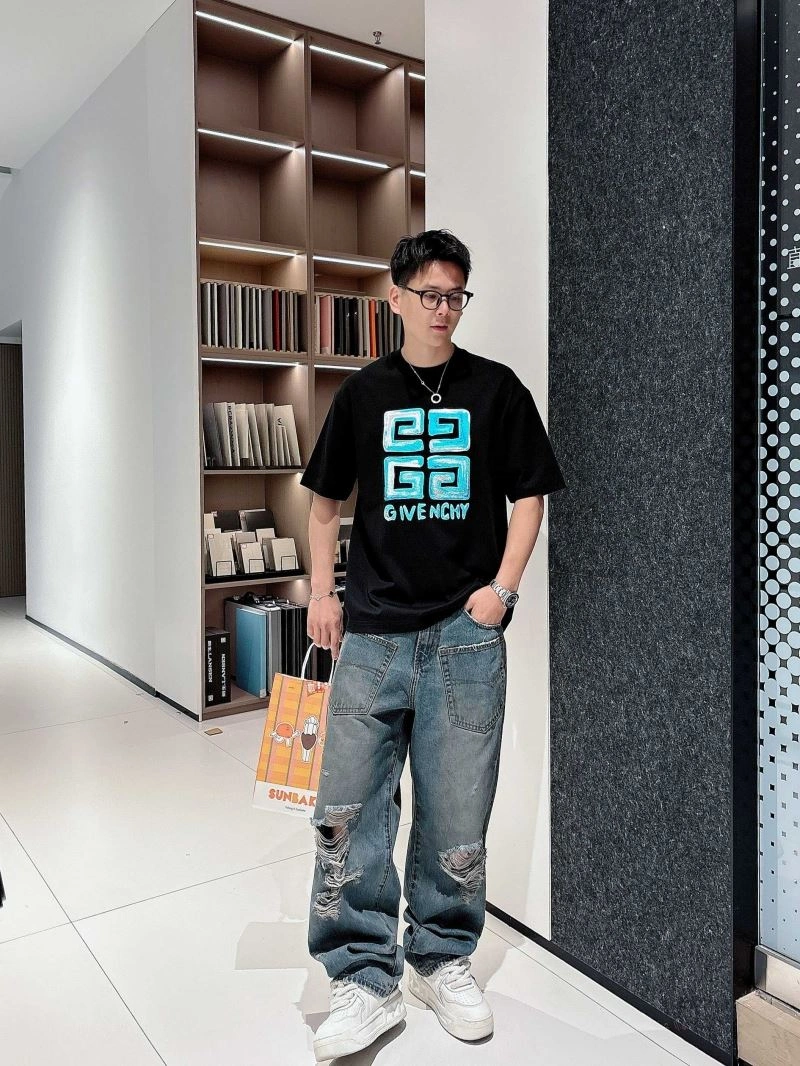 Lightweight Givenchy T-Shirts 123722