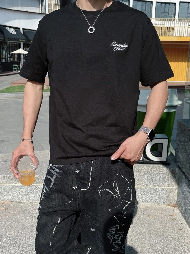 Versatile Givenchy T-Shirts 123716