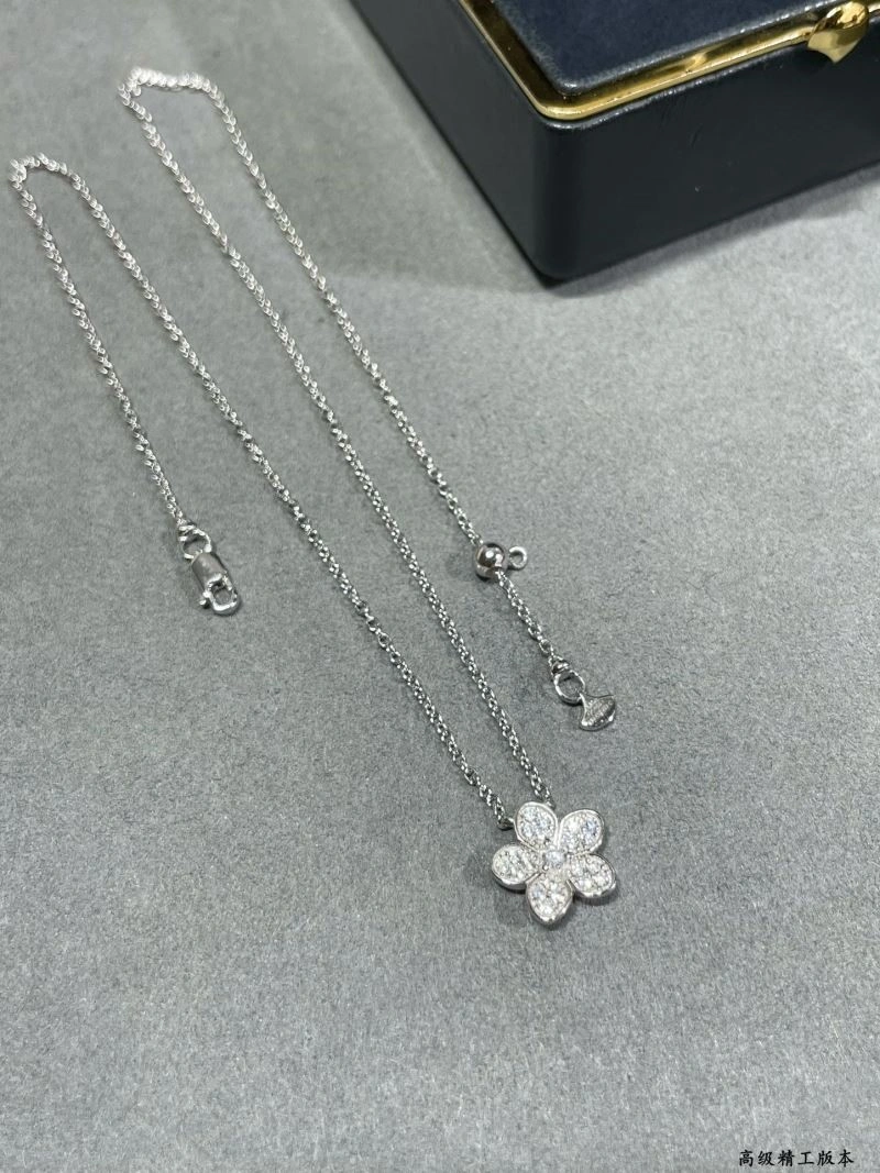 Graff Necklaces Bold 210673