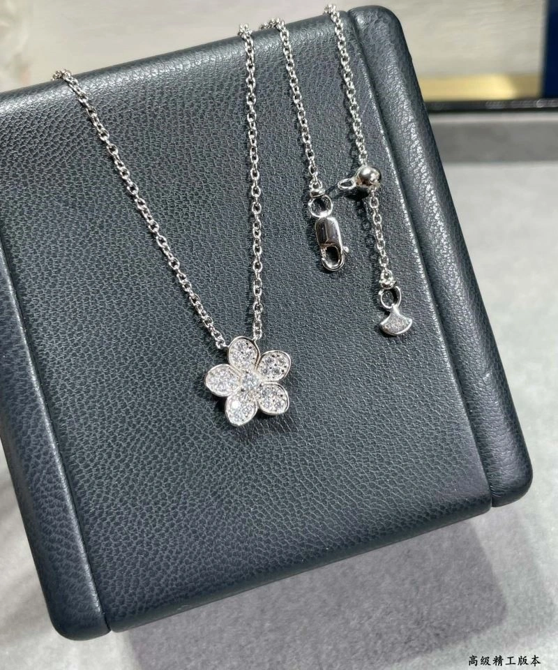 Graff Necklaces Bold 210673