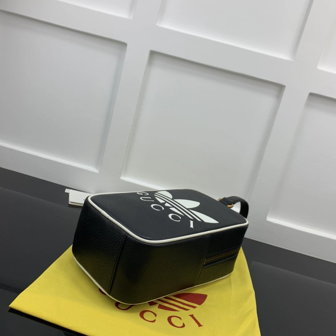 Bright Gucci Cosmetic Bags 67425