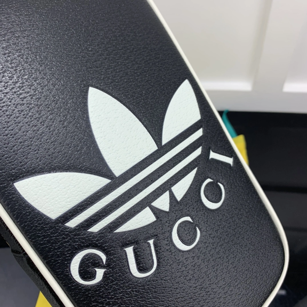 Bright Gucci Cosmetic Bags 67425