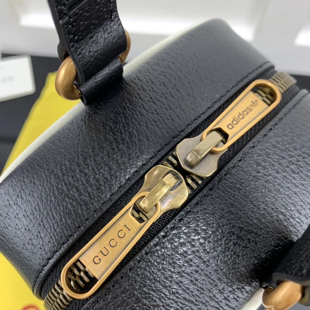 Bright Gucci Cosmetic Bags 67425