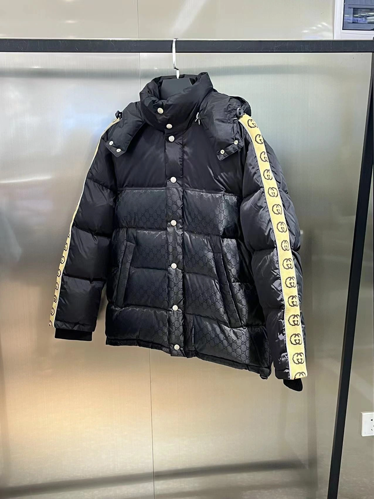 Breathable Gucci Down Jackets 129130