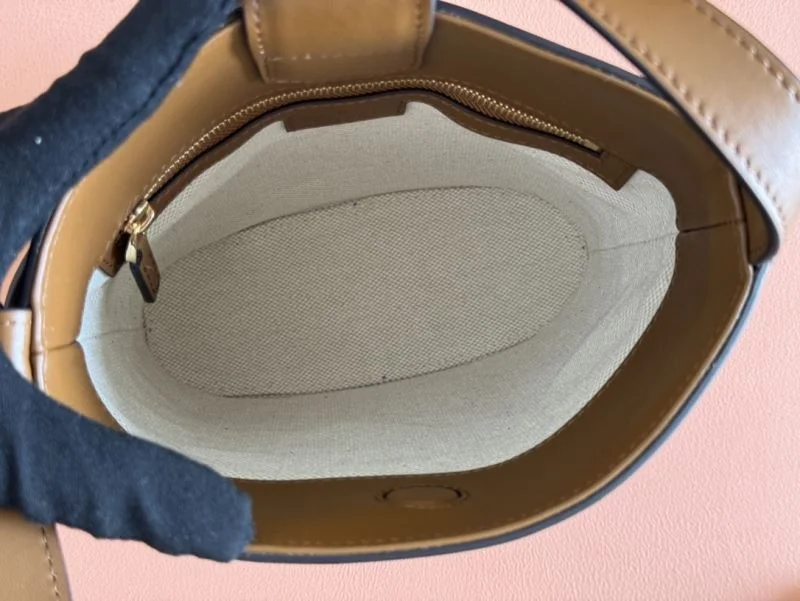 Sporty Gucci Drawstring Bags 49974
