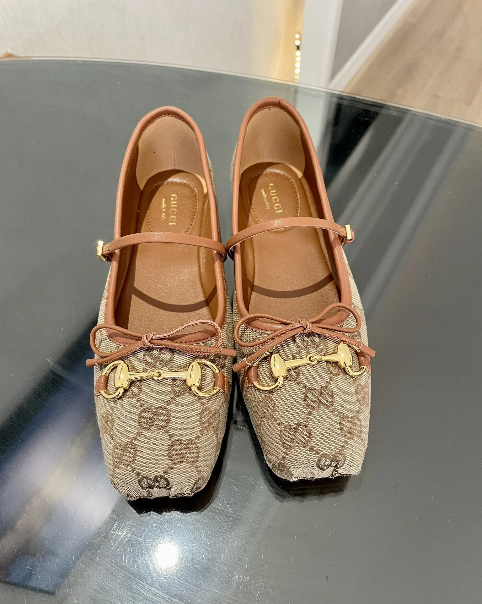 Flexible Gucci Flat Shoes 24493
