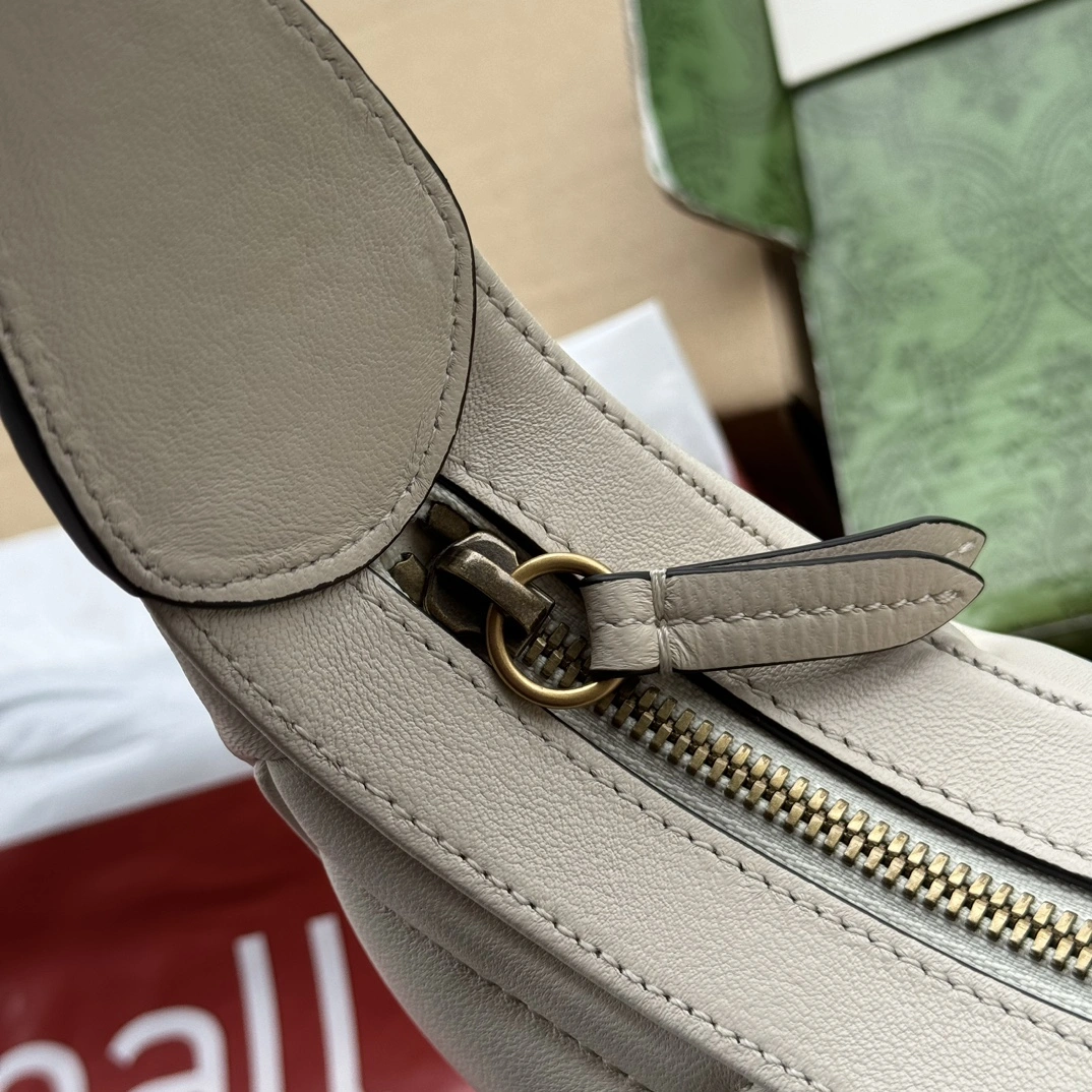 Sporty Gucci Hobo Bags 72437