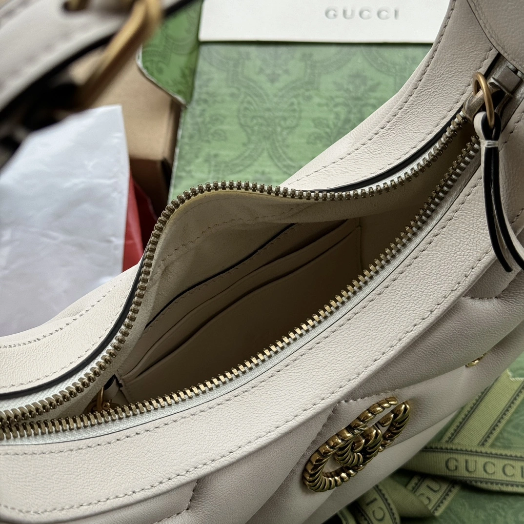 Sporty Gucci Hobo Bags 72437