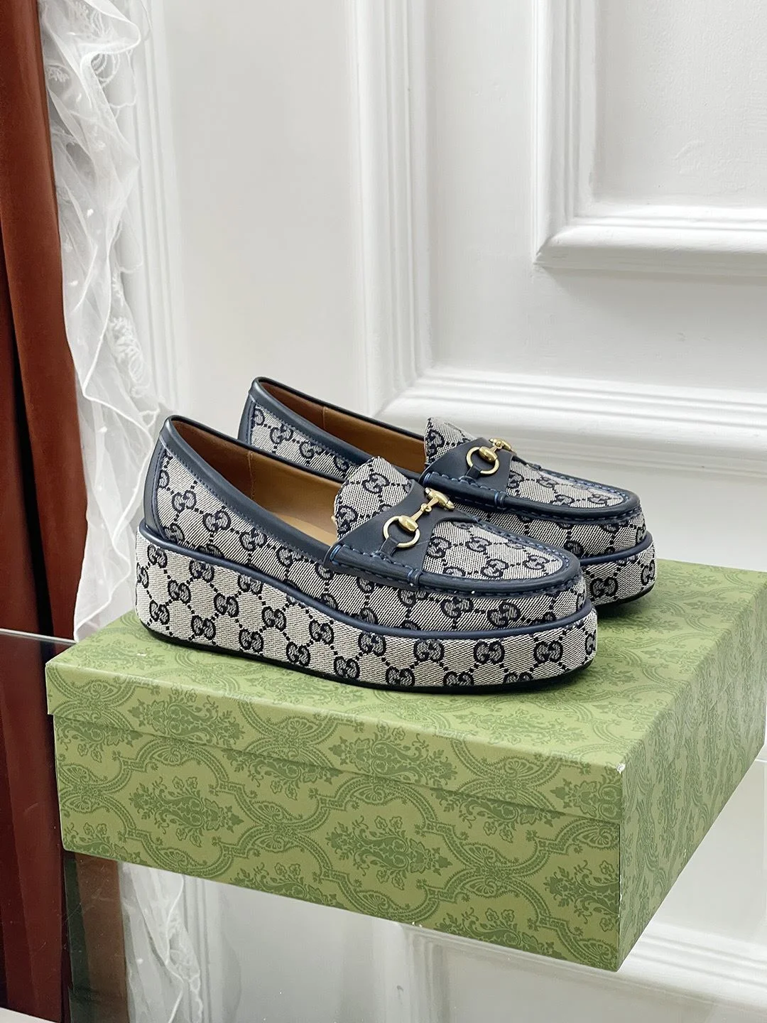 ZipUp Gucci Low Shoes 24610