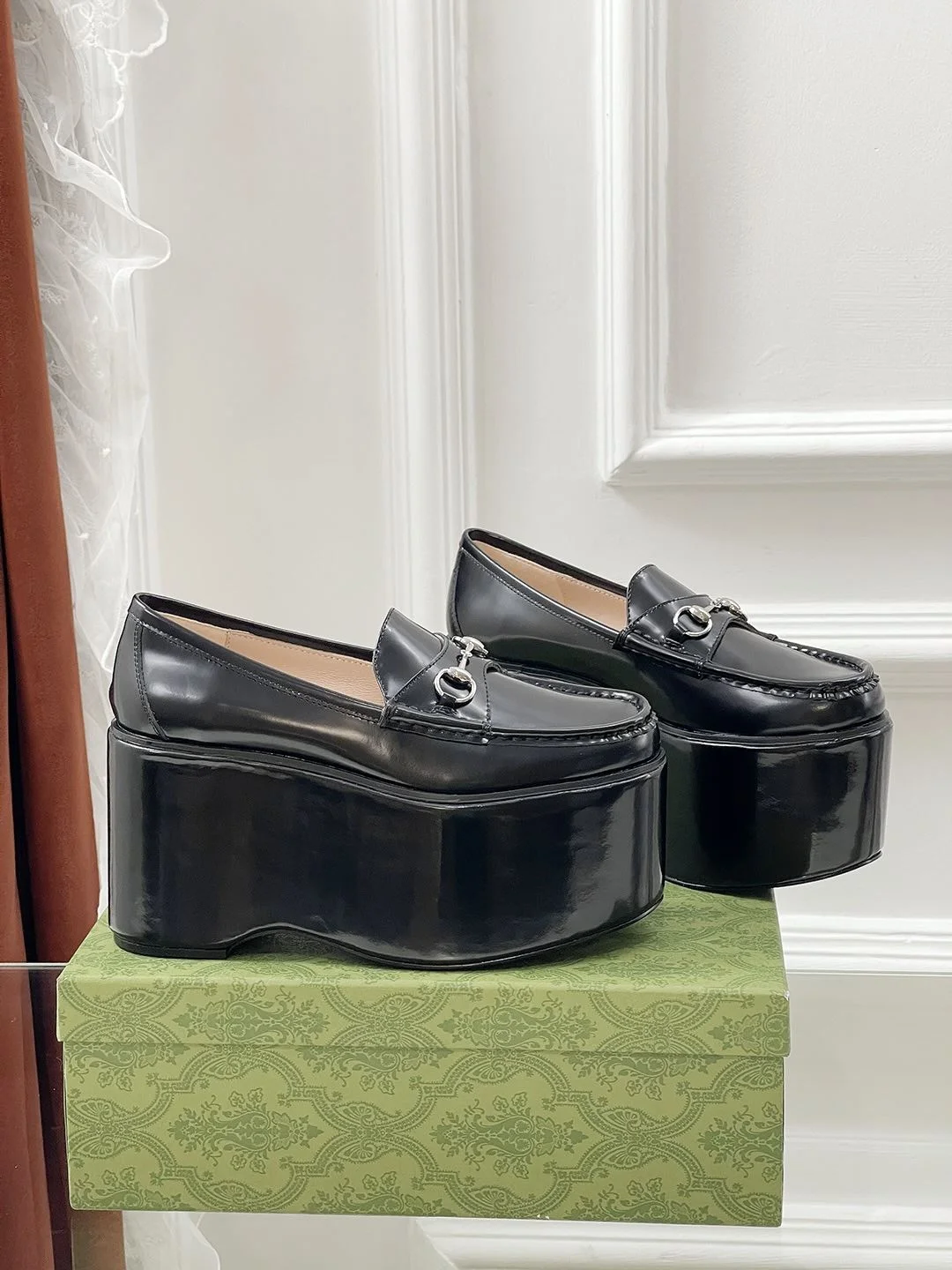 Gucci Low Shoes Contemporary 24601
