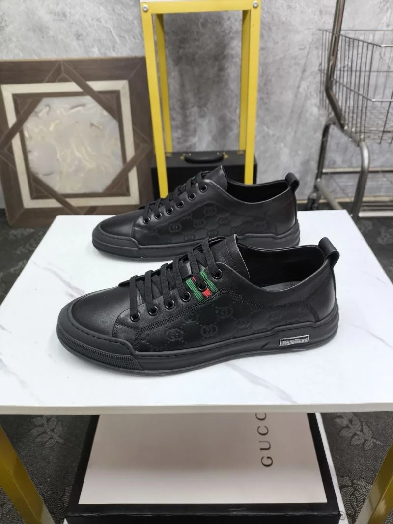 Versatile Gucci Low Shoes 25594