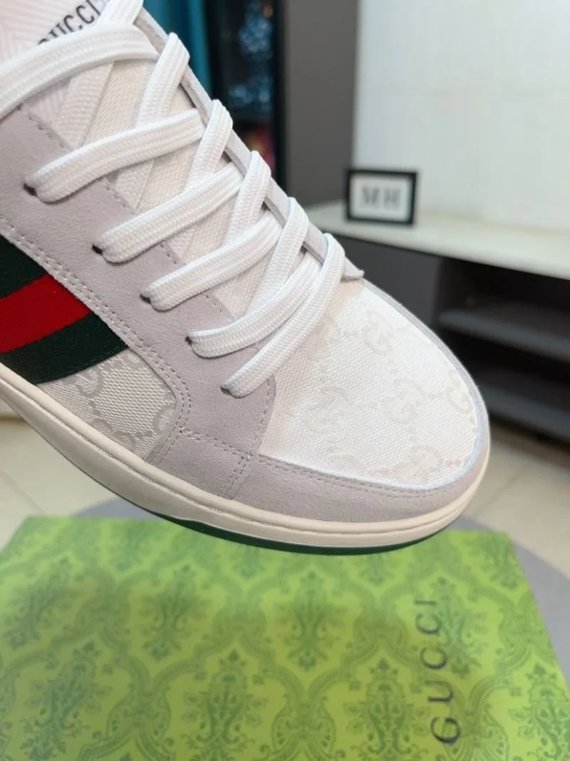 Functional Gucci Low Shoes 25398