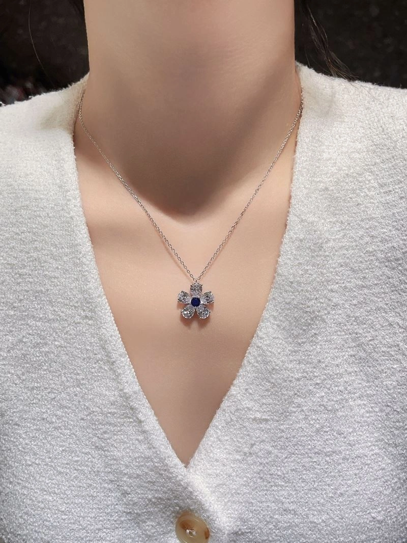 Sporty Gucci Necklaces 246136