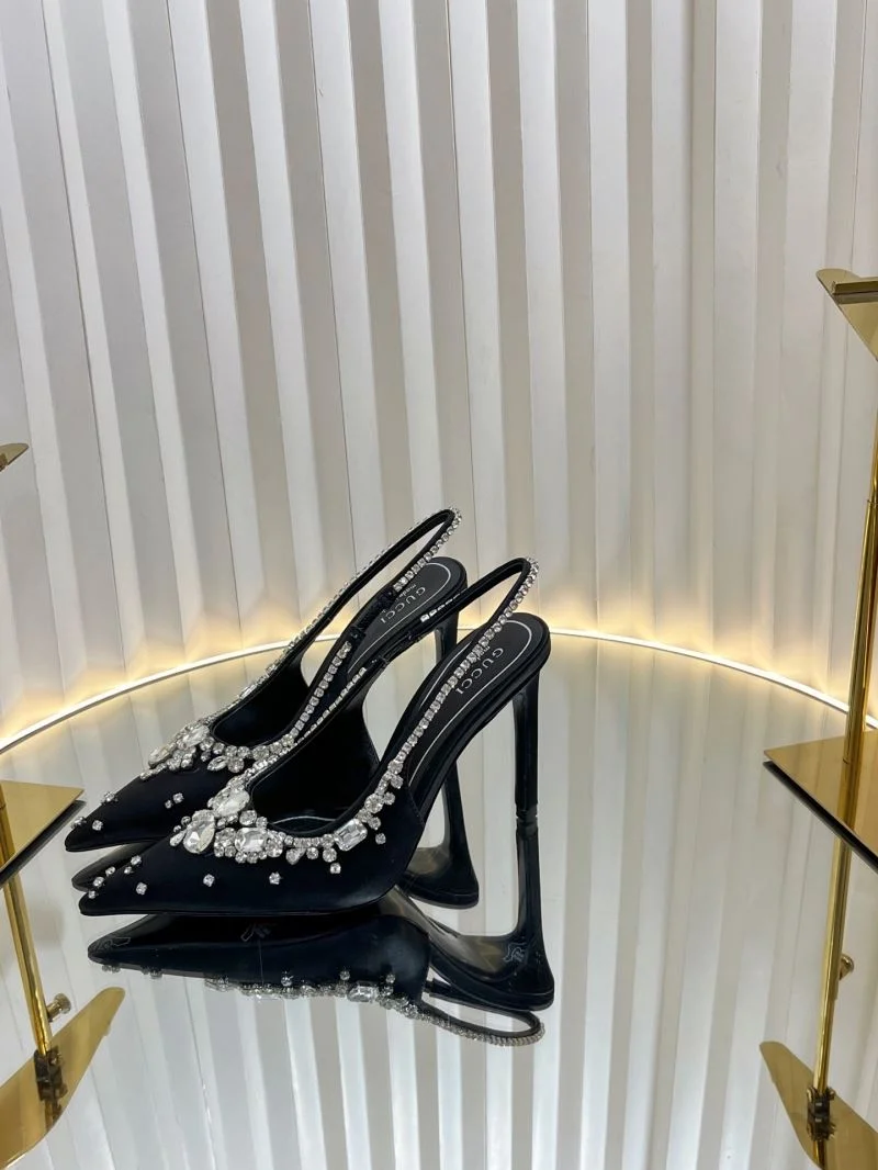Trendsetting Gucci Sandals 25078