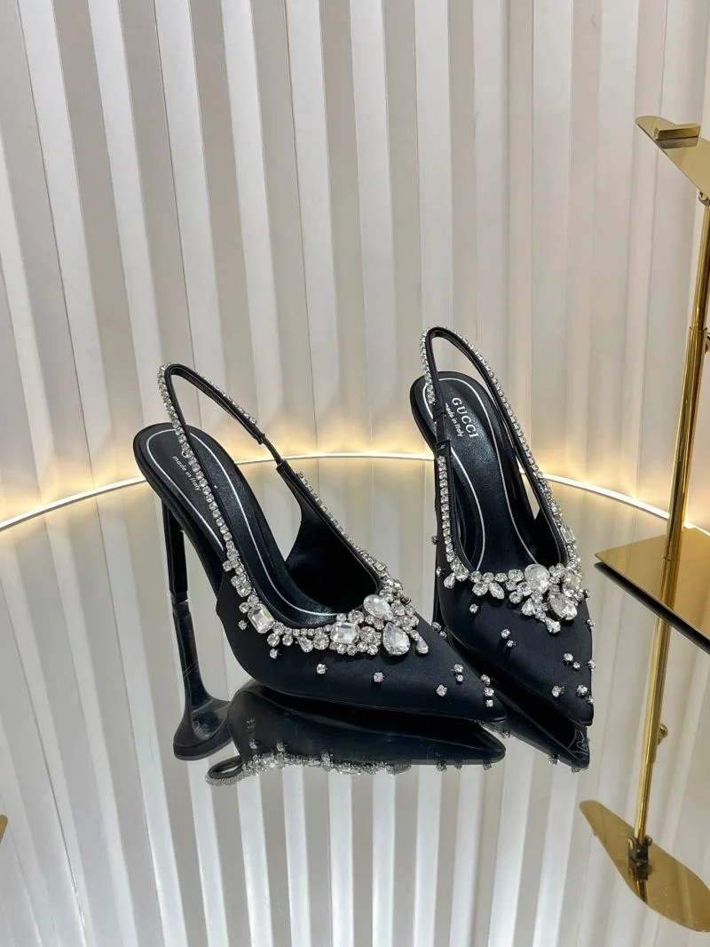 Trendsetting Gucci Sandals 25078
