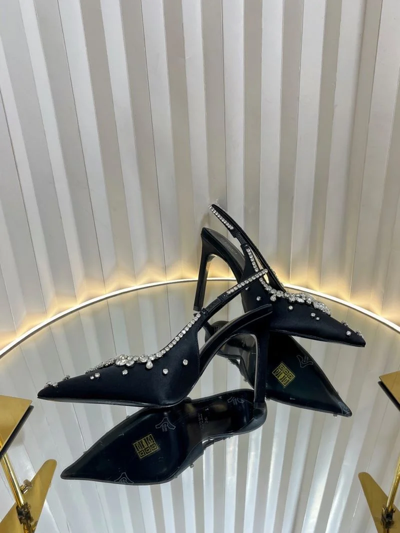 Trendsetting Gucci Sandals 25078