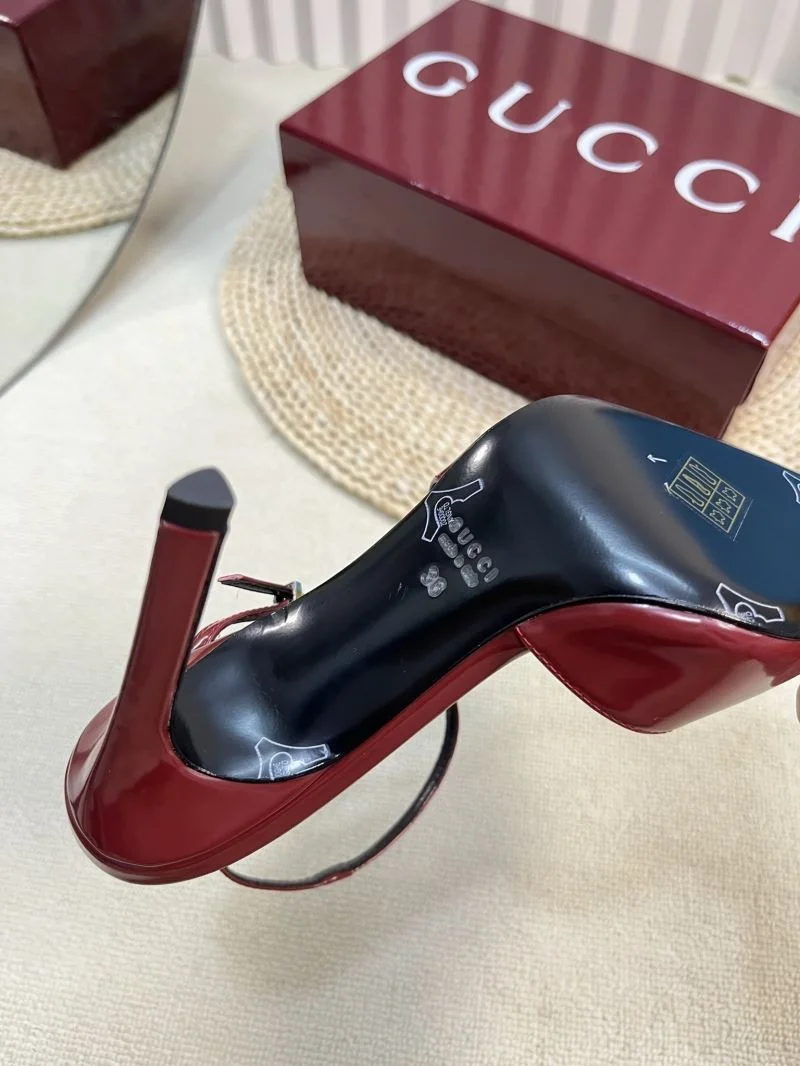 Resilient Gucci Sandals 25027