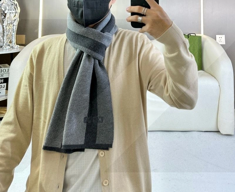 Versatile Gucci Scarf 271103