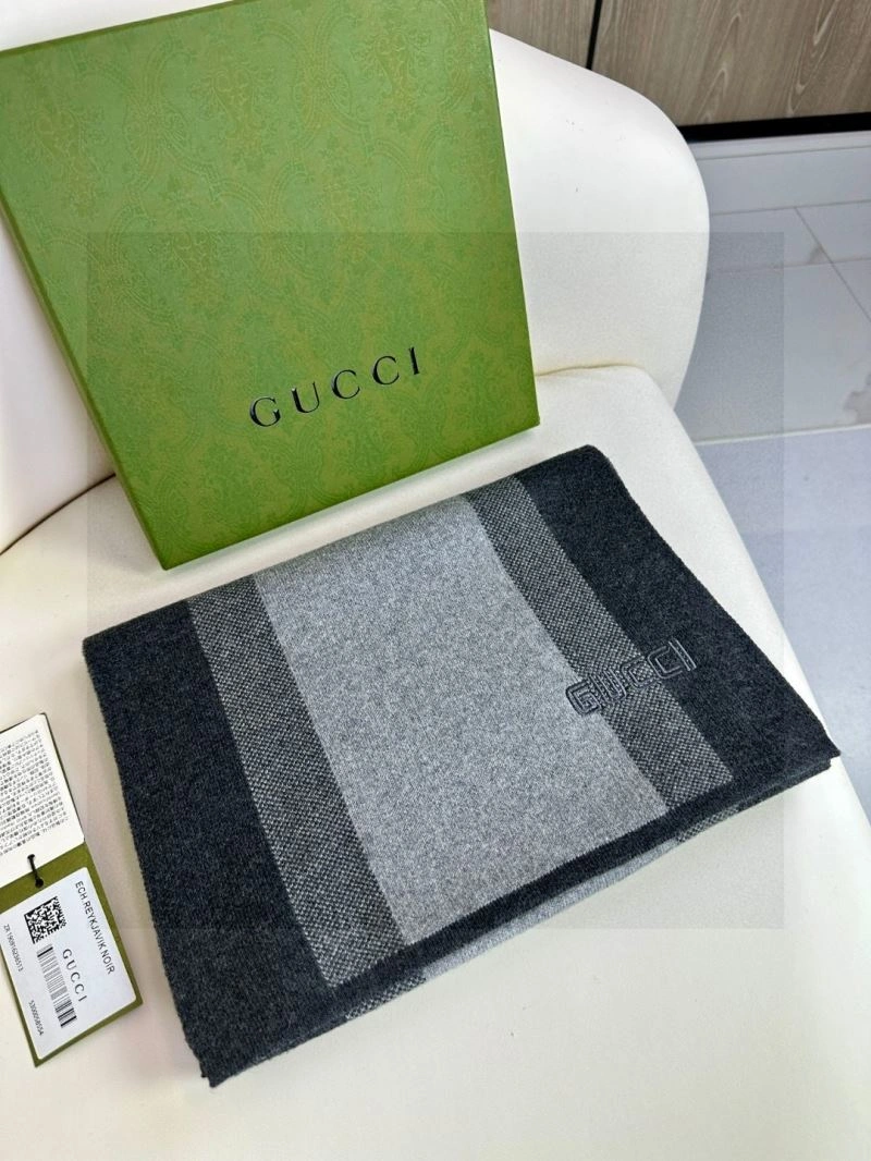 Versatile Gucci Scarf 271103