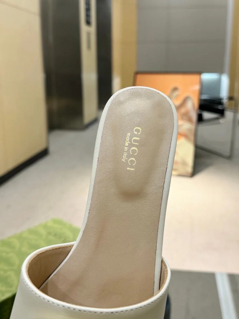 Vibrant Gucci Slippers 24986