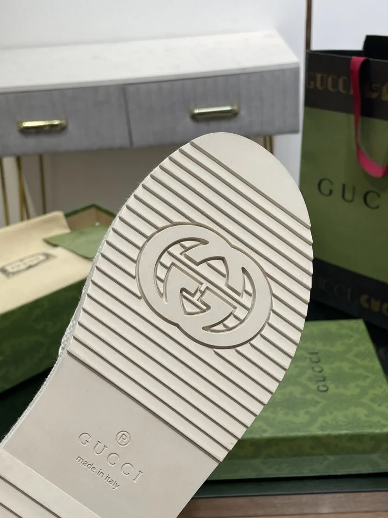 Elegant Gucci Slippers 24686
